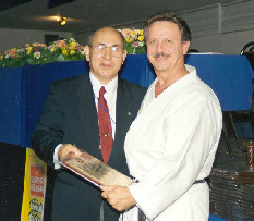 Moledzki sensei receiving commemorative plaque from Murayama sensei.